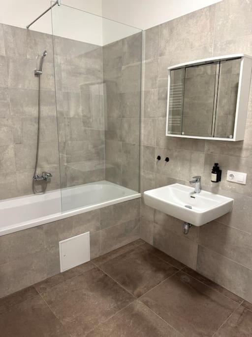 Apartment Modernes In Karlsplatz Naehe 15 Wien